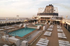 Le pont piscine du nouveau navire CDF, le Century (ancien navire Celebrity Cruises)