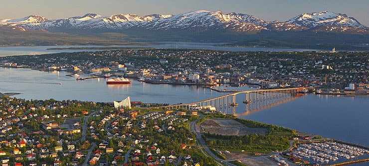 Vue de Tromsø à minuit en été © Bård Løken