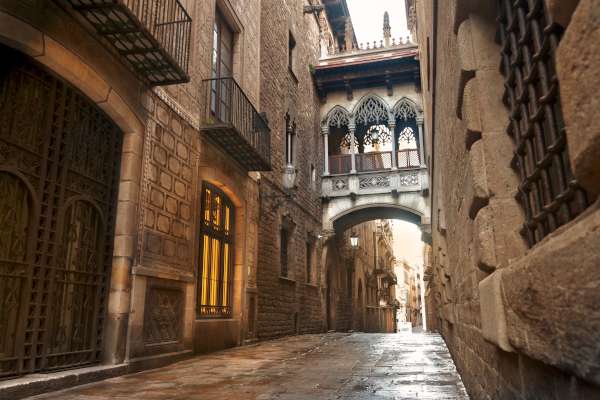 Carrer del Bisbe, une des plus célèbres rues du Quartier Gothique