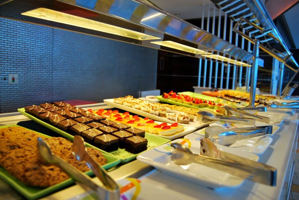 Desserts servis à l'Oceanview Café Silhouette Restaurant © Thomas Azur Croisières