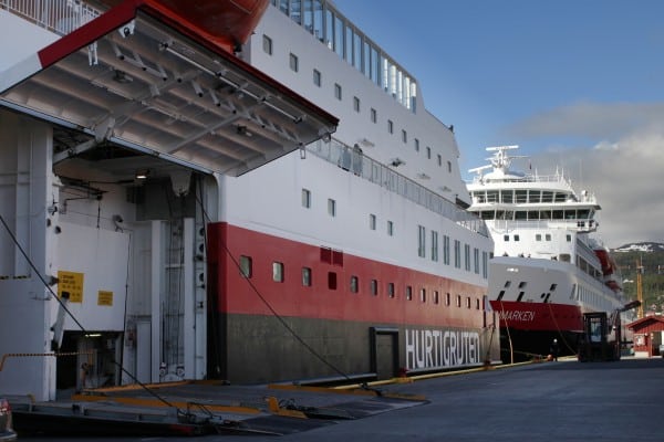 Des navires Hurtigruten amarrés à Harstad