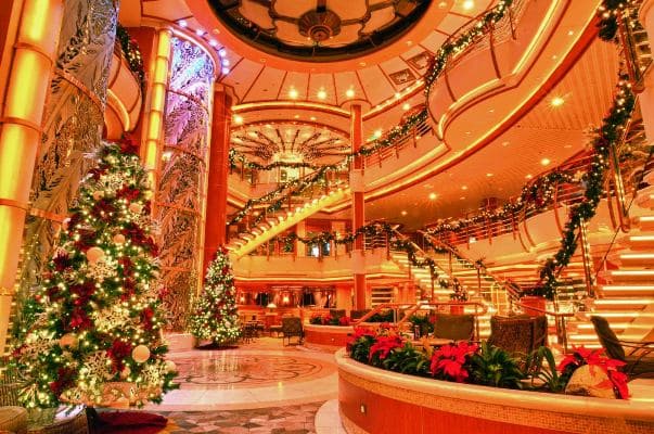 L'atrium d'un navire Princess, décoré pour Noël