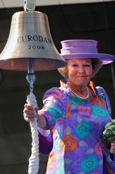 L'ancienne reine Beatrix donnant le signal pour lâcher la bouteille