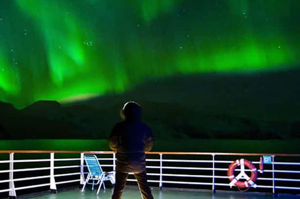 Vision d'une aurore boréale, sur le pont d'un navire