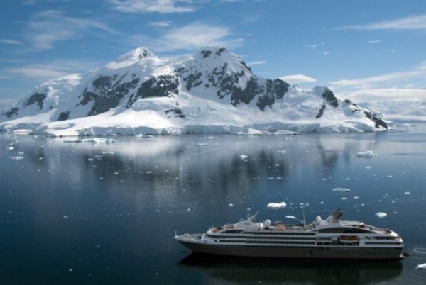 Un navire de la compagnie Ponant en Antarctique