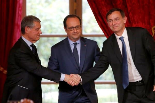Gianluigi Aponte, François Hollande et Laurent Castaing se congratulent après la signature du contrat © Reuters/Charles Platiau