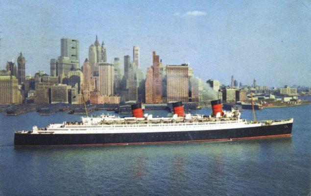 Queen Mary, premier du nom, quittant New York dans les années 1950